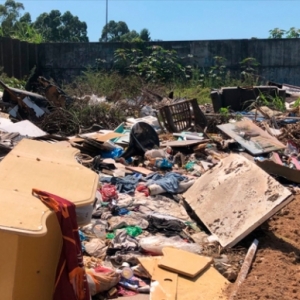 Sem limpeza, “lixão” à céu aberto vira ponto de brincadeira para crianças