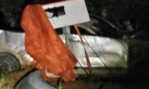 Carro sai da pista e colide violentamente contra árvore às margens de rodovia