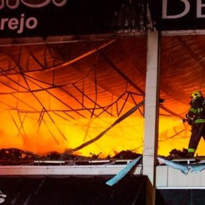 Incêndio de grandes proporções deixa loja de atacado totalmente destruída