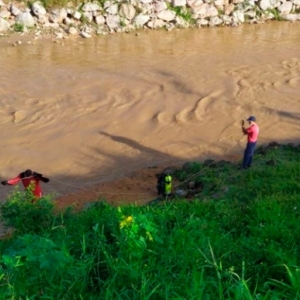 Automóvel despenca em barranco e cai nas águas de rio; bombeiros fazem buscas
