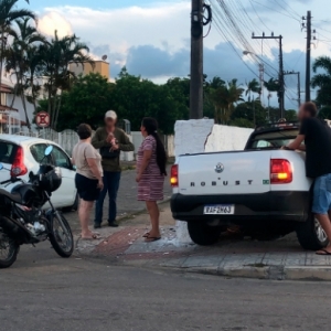 Carro passa direto em cruzamento, colide e joga outro veículo em muro