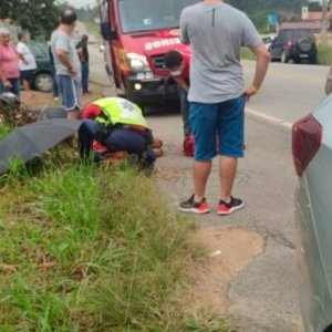 Idoso fica ferido após ter sua moto atingida por carro em rodovia