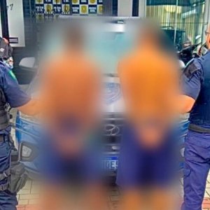 Dupla é presa com porções de maconha e alto valor em dinheiro