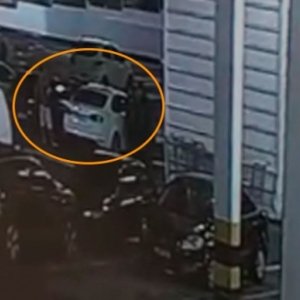 Criminosos supostamente armados levam veículo em supermercado