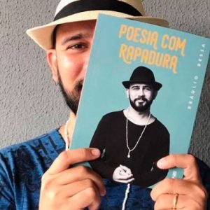 Poeta reconhecido nacionalmente fará palestra em abertura de ano letivo no município