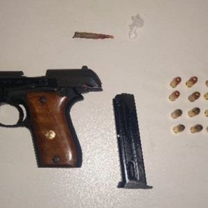 Homem ameaça mulher com arma de fogo em pousada e acaba preso