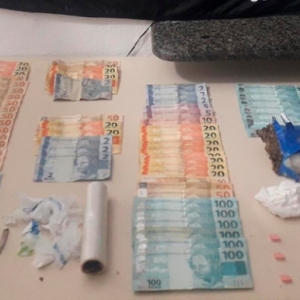 Polícia flagra intenso tráfico de drogas e prende cinco pessoas envolvidas