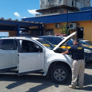Carro roubado na Bahia é localizado na região com placas falsas e chassi raspado