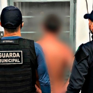 Com claros sinais de embriaguez, homem é preso por agredir companheira