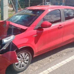 Motorista erra manobra, provoca acidente e colide em carro estacionado