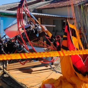 Paramotor com dois ocupantes cai sobre fiação elétrica de rua