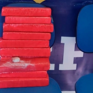 Duas pessoas são presas com quase 10 quilos de maconha em carro