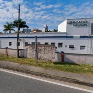 Catadores tentam furtar mesas de depósito e são impedidos por funcionários