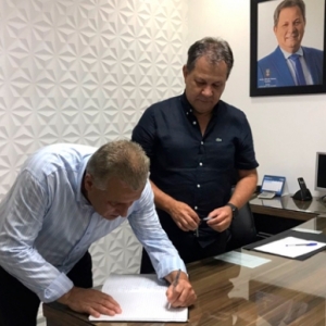 Após polêmica, prefeito desiste de aumentar seu próprio salário e o do vice