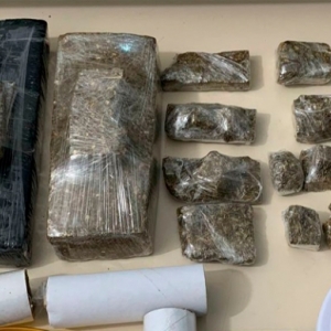 Denúncias de tráfico levam à prisão de criminoso e apreensão de maconha