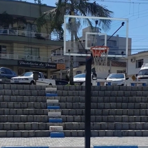 Polêmica decisão pede retirada de cestas em praça pública; moradores reclamam