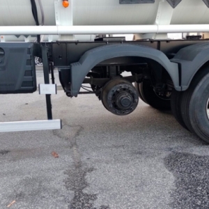 Enquanto dorme em posto, motorista tem rodas da carreta furtadas