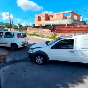 Veículo corta a preferencial de outro carro e provoca acidente em cruzamento