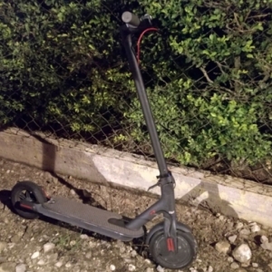 Acidente envolvendo moto e patinete deixa homem ferido em rodovia