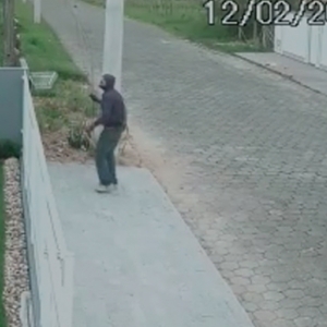 VÍDEO: criminoso é flagrado por morador furtando fios de energia e foge
