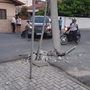 Acidente de trânsito: mulher bate em poste em Tijucas