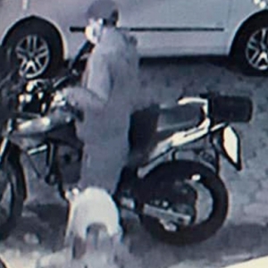 Com ligação direta, dupla furta motocicleta em calçada; assista ao vídeo