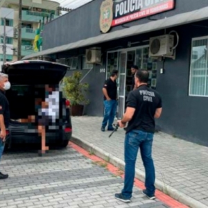 Foragidos da Justiça por roubo e inadimplência de pensão são localizados