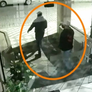 TRÊS CASOS: dupla é flagrada por câmeras cometendo furtos de motos
