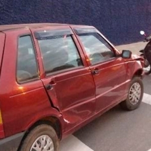 Três pessoas ficam feridas em colisão frontal entre carro e moto