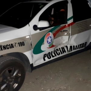 Motorista faz várias manobras perigosas, atinge viatura e tenta atropelar policial