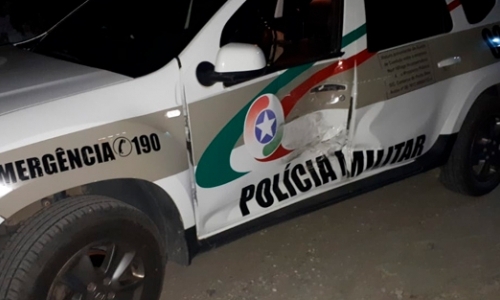 Motorista faz várias manobras perigosas, atinge viatura e tenta atropelar policial