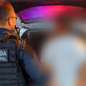 Portando carabina e com sinais de embriaguez, dupla se envolve em colisão