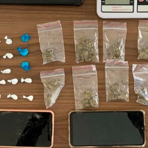 Mulher é presa com porções de drogas e diz ter dívida com traficante