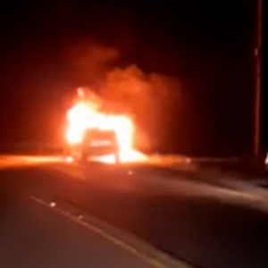 SUSTO: carro pega fogo em meio a rodovia e fica totalmente destruído