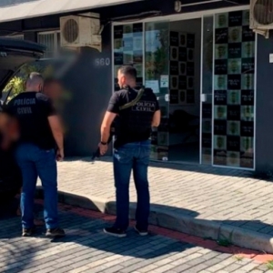 Homem tem surto, quebra itens em mercado e é levado direto para presídio