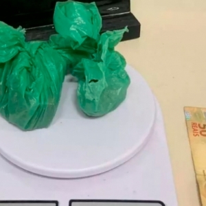 Mulher é presa e menor apreendido por participação no tráfico de drogas