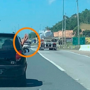 VÍDEO: criança é flagrada com corpo para fora de carro em movimento 