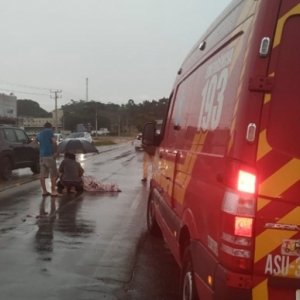 Mulher sofre ferimentos após ter sua moto atingida por carro 