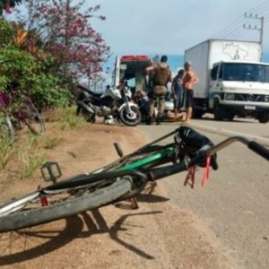 Ciclista é atropelado por moto após acessar pista de rolamento da SC-410