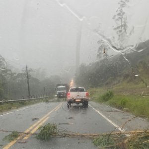 Virada do tempo assusta e rápido temporal provoca estragos na região