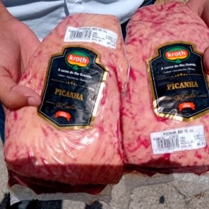 Homem pega peças de picanha, esconde na roupa e tenta furtar mercado
