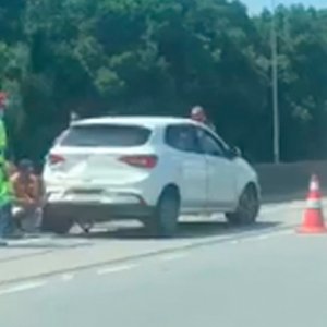 Colisão entre dois carros provoca filas longas em trecho da BR-101