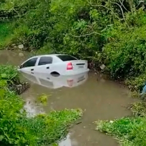 AGORA: motorista perde controle da direção e cai em riacho às margens da BR-101