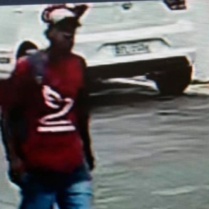 Câmeras de segurança flagram ação rápida de criminoso durante furto