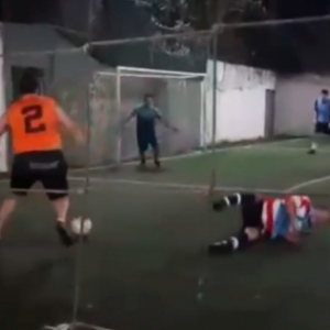 Drible em pelada de Tijucas viraliza no maior canal futebolístico da internet