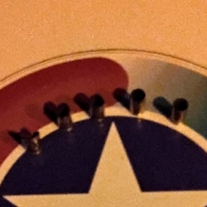 Suposto ex-policial e amigo saem de bar e um deles efetua disparos de arma de fogo na rua