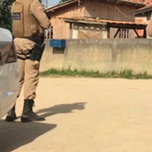 Amigo de família tenta estuprar adolescente enquanto se hospeda na residência