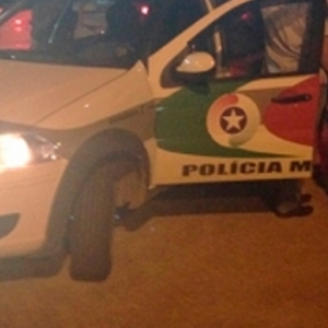 Homem bate carro contra estabelecimento da mulher após suposta traição