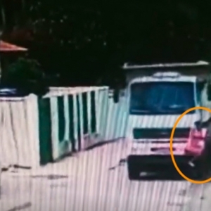 Ciclista gravemente ferida em acidente com caminhão caçamba