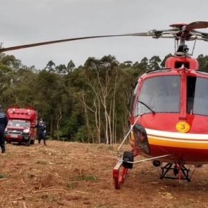 Menino de 13 anos fica gravemente ferido após colisão violenta entre duas motos